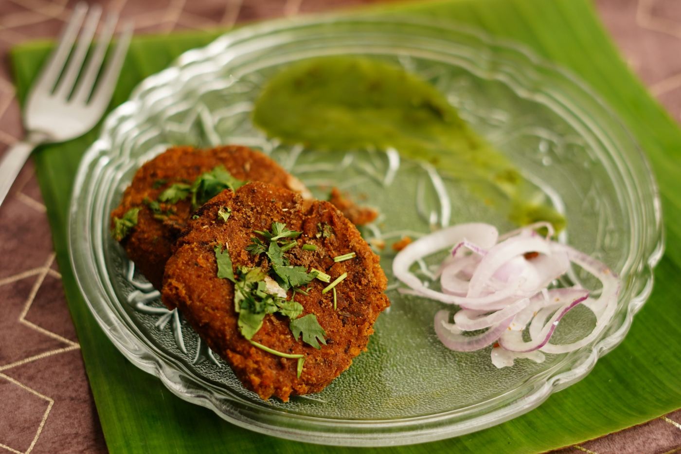 Veg shami kababs with green chutney and onions